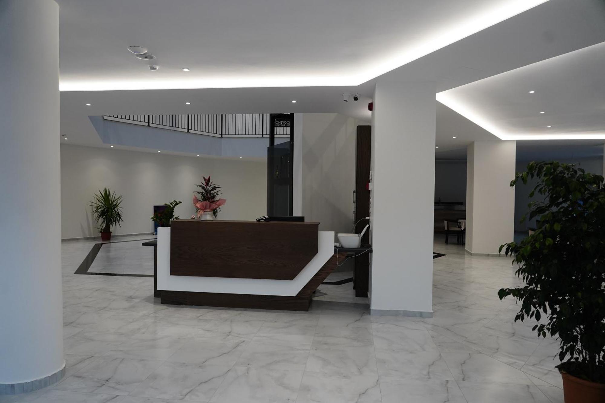 The Honeycomb Boutique Hotel โกเลม ภายนอก รูปภาพ