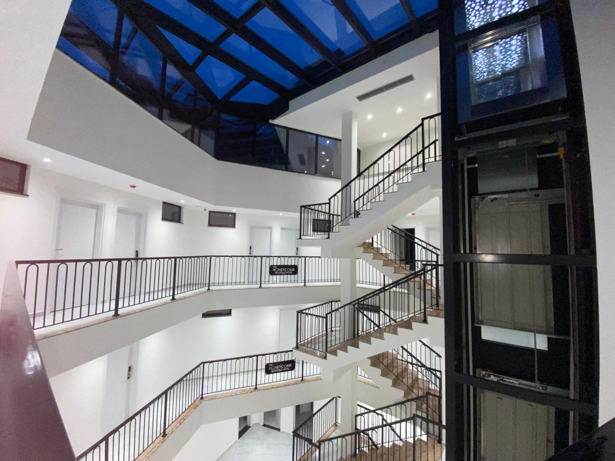 The Honeycomb Boutique Hotel โกเลม ภายนอก รูปภาพ